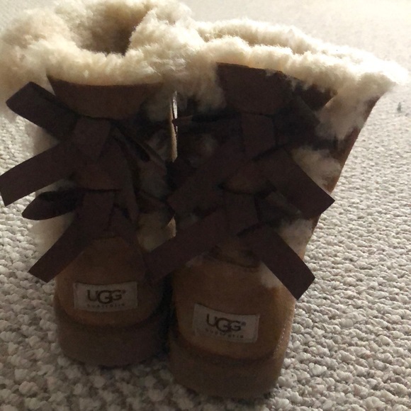 brown short ugg boots with bows - Picture 4 of 4